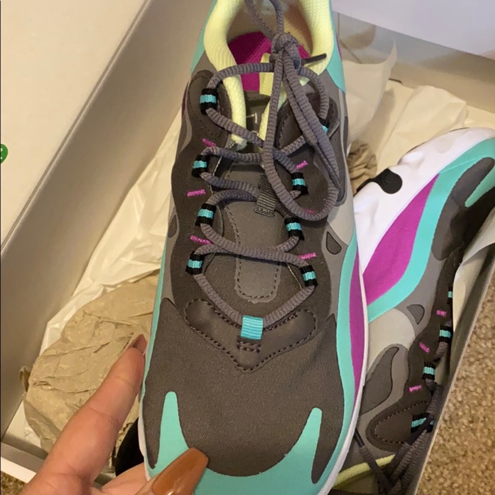 Nikes - Picture 3 of 4